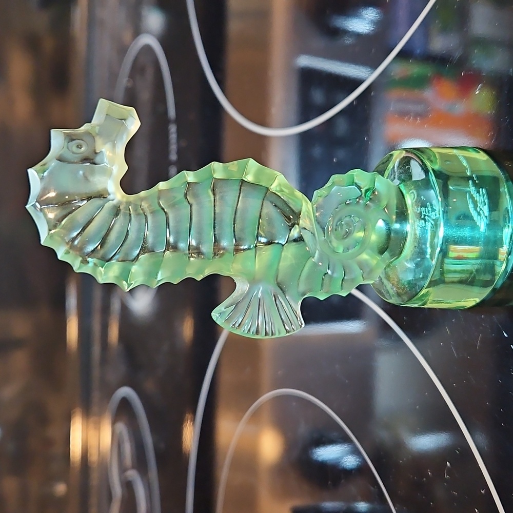 LALIQUE GREEN CRYSTAL SEAHORSE - Picture 3 of 7